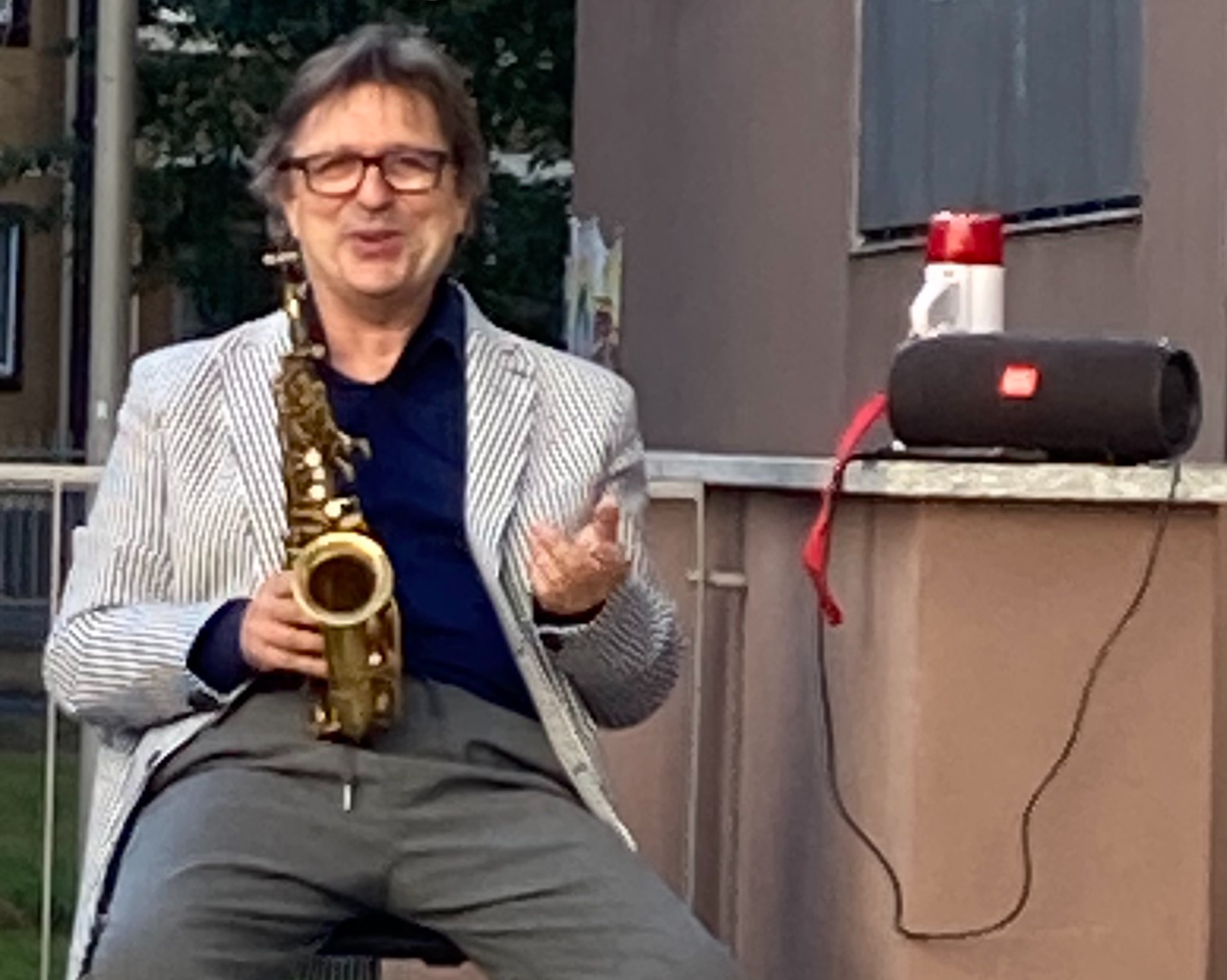 Affacciati alla finestra, c'è la musica in cortile!